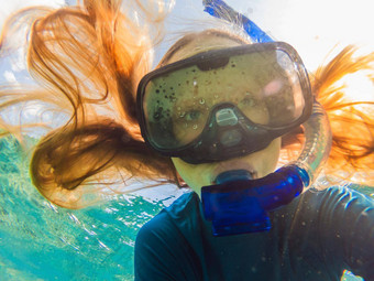 快乐女人浮潜面具潜水水下热带鱼珊瑚礁海池旅行生活方式水体育<strong>运动户外</strong>冒险游泳教训夏天海滩假期