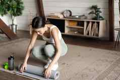 亚洲健身女孩完成培训锻炼首页滚动地板上席锻炼生活房间