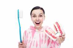 快乐的女人粉红色的运动衫巨大的蓝色的牙刷牙下巴手
