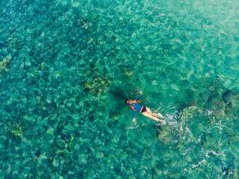 快乐女人浮潜面具潜水水下热带鱼珊瑚礁海池旅行生活方式水体育运动户外冒险游泳教训夏天海滩假期空中视图无人机