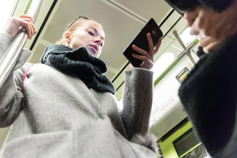 年轻的女人乘客智能手机移动现代<strong>地铁</strong>通勤公共运输