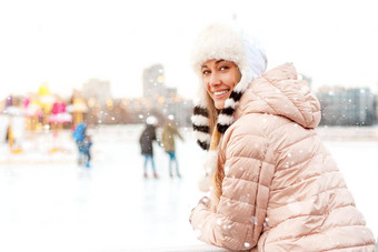 媒介拍摄肖像浪漫的欧洲夫人穿长时尚的冬天夹克有趣的毛茸茸的他雪一天户外照片启发金发女郎女人享受冬天城市