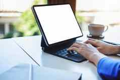 业务女人空白白色屏幕平板电脑电脑计算器计算预算文档桌子上