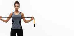 体育运动培训生活方式健身概念肖像美丽的快乐非洲美国女人锻炼跳绳子孤立的白色工作室背景