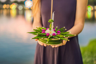 女旅游持有阿来水灯手发射水阿来水灯<strong>节日</strong>人买花蜡烛光浮动水庆祝阿来水灯<strong>节日</strong>泰国