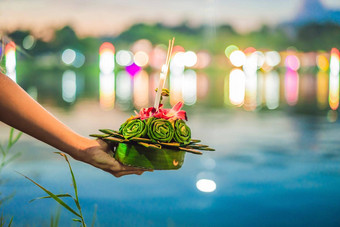 女旅游持有阿来水灯手发射水阿来水灯节日人买花蜡烛光浮动水庆祝阿来水灯节日泰国