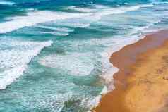 空中视图热带桑迪海滩海洋绿松石水波阳光明媚的一天大西洋海洋海滩