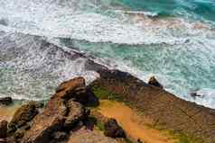 空中视图热带桑迪海滩海洋绿松石水波阳光明媚的一天大西洋海洋海滩