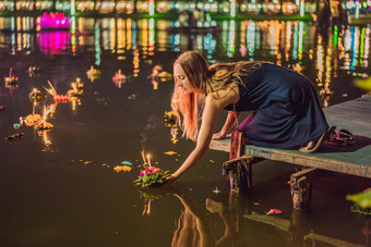 女旅游持有阿来水灯手发射水阿来水灯节日人买花蜡烛光浮动水庆祝阿来水灯节日泰国