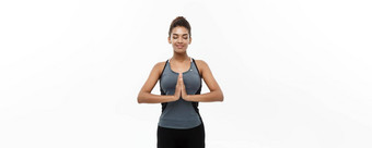 健康的健身概念美丽的美国非洲夫人健身服装瑜伽冥想孤立的白色背景