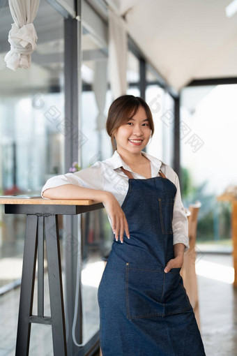 肖像女人咖啡师启动成功的小亚洲业务老板咖啡商店亚洲女人咖啡师咖啡馆老板锻造企业家卖方业务概念