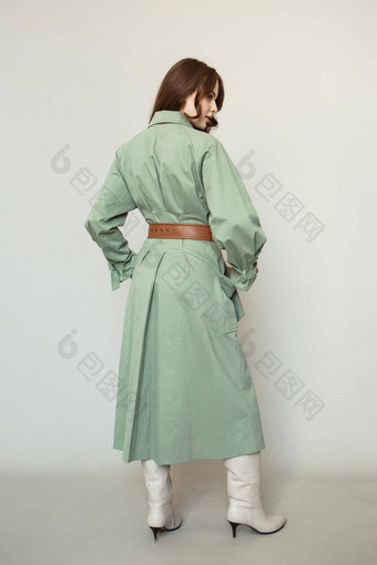 模型绿色外套棕色（的）皮革带服装广告