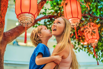 妈妈儿子庆祝中国人一年中国人红色的灯笼