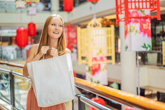 女人持有购物袋背景中国人红色的灯笼中国人一年大出售荣誉一年的夏娃黑色的中国人星期五