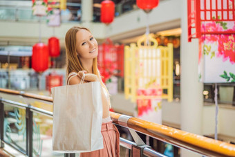 女人持有购物袋背景中国人红色的灯笼中国人一年大出售荣誉一年的夏娃黑色的中国人星期五