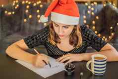 快乐圣诞节快乐一年书法家年轻的女人写短语白色纸买或卖股票观赏装饰信书法图形设计刻字笔迹创建概念