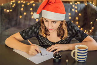 快乐圣诞节快乐一年<strong>书法家</strong>年轻的女人写短语白色纸买或卖股票观赏装饰信书法图形设计刻字笔迹创建概念