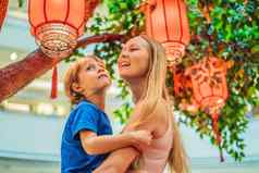 妈妈儿子庆祝中国人一年中国人红色的灯笼