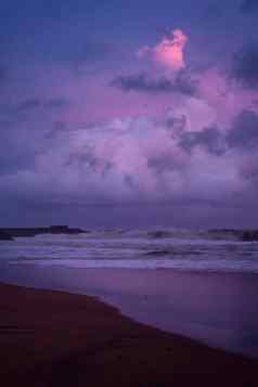 色彩斑斓的粉红色的紫色的日落加勒海滩阳光反映了海滩波浪漫的风景岛斯里兰卡斯里兰卡