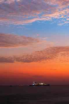 色彩斑斓的日落视图加勒荷兰堡晚上帆船地平线日落蓝色的小时长曝光摄影