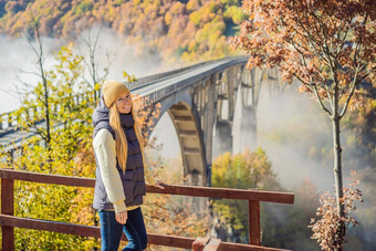 黑山共和国女人观光客背景朱尔热维奇桥河塔拉多雾的早....旅行黑山共和国概念风景黑山共和国