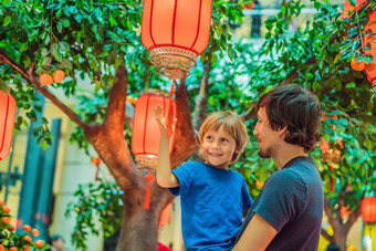 爸爸儿子庆祝中国人一年中国人红色的灯笼