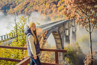 黑山<strong>共</strong>和国女人观光客背景朱尔热维奇桥河塔拉多雾的早....旅行黑山<strong>共</strong>和国概念风景黑山<strong>共</strong>和国