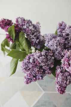 首页室内装饰花束紫丁香花瓶表格