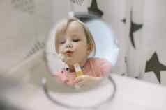 肖像可爱的婴儿女孩玩水肥皂泡沫浴水槽首页