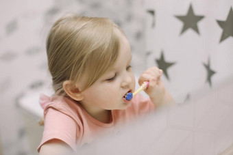 可爱的蹒跚学步的女孩刷牙牙齿浴室牙齿清洁牙科护理