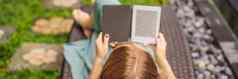 女人读取电子书甲板椅子花园横幅长格式