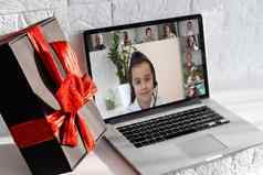 虚拟圣诞节会议团队在家中上班家庭视频调用远程会议电脑网络摄像头屏幕视图聚会，派对在线