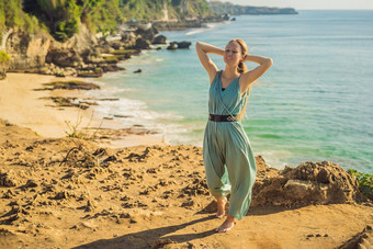 年轻的女人旅游海滩按不多了海滩<strong>巴厘岛</strong>岛印尼<strong>巴厘岛</strong>旅行概念