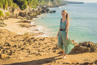 年轻的女人旅游海滩按不多了海滩巴厘岛岛印尼巴厘岛旅行概念