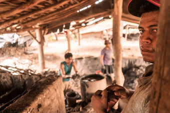 <strong>工人</strong>砖粘土瓷砖制造业车间paz)中央尼加拉瓜概念工作可怜的人