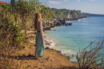 年轻的女人旅游海滩按不多了海滩<strong>巴厘岛</strong>岛印尼<strong>巴厘岛</strong>旅行概念