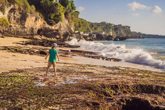 男孩旅游海滩按不多了海滩<strong>巴厘岛</strong>岛印尼<strong>巴厘岛</strong>旅行概念旅行孩子们概念孩子们友好的的地方
