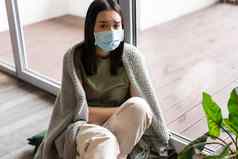 科维德流感大流行概念伤心生病了亚洲女孩医疗脸面具self-quarantine首页窗口心烦意乱向往脸表达式