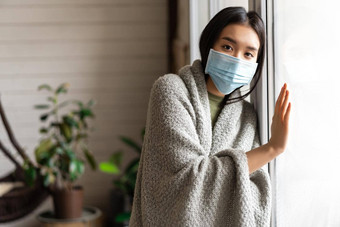 生病的亚洲女孩医疗脸面具站窗口<strong>向往</strong>检疫生病了科维德流感