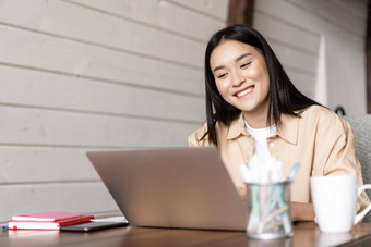 微笑亚洲女孩移动PC屏幕作品首页听网络研讨会参加在线讲座大学类远程