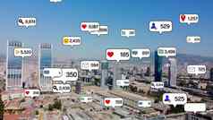 社会媒体图标飞城市市中心显示人订婚连接社会网络应用程序平台概念在线社区社会媒体市场营销策略