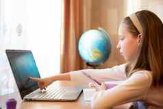年轻的女距离老师视频会议调用学生网络摄像头在线教育电子学习概念首页检疫距离学习工作首页