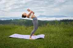 活跃的女人体育运动装练习瑜伽自然