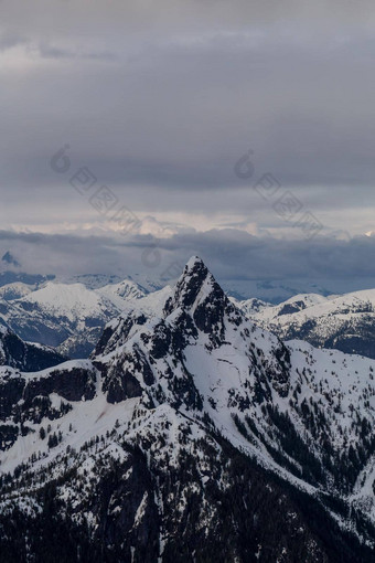 山峰覆盖雪英国哥伦比亚空中加拿大背景