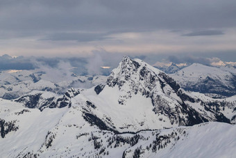 山峰覆盖雪英国哥伦比亚空中加拿大背景