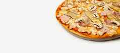 美味的肉披萨服务木板成分签名酱汁马苏里拉奶酪奶酪他培根腌黄瓜蘑菇白色比萨 店促销活动海报