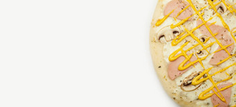 美味的披萨他蘑菇服务木板成分签名酱汁马苏里拉奶酪奶酪他蘑菇芥末酱汁白色比萨 店促销活动海报