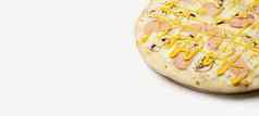 美味的披萨他蘑菇服务木板成分签名酱汁马苏里拉奶酪奶酪他蘑菇芥末酱汁白色比萨 店促销活动海报