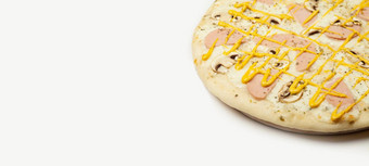 美味的披萨他蘑菇服务木板成分签名酱汁马苏里拉奶酪奶酪他蘑菇芥末酱汁白色比萨 店<strong>促销活动海报</strong>