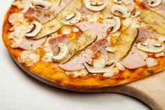美味的肉披萨服务木板成分签名酱汁马苏里拉奶酪奶酪他培根腌黄瓜蘑菇白色比萨 店促销活动海报